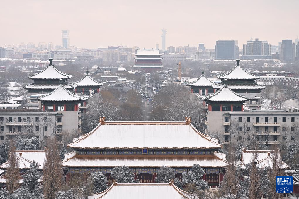 从景山上向北眺望雪中的北京鼓楼