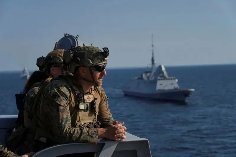 一名美国海军陆战队员在波罗的海观看演习